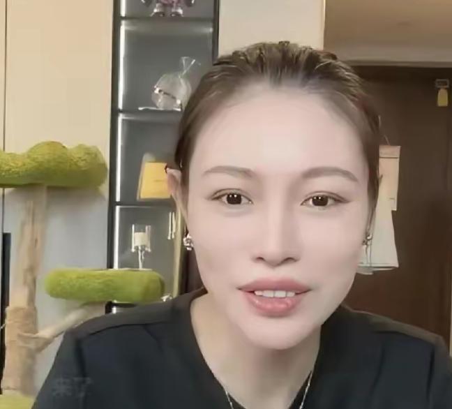 葛荟婕直播时看见小苹果机场照，眼眶当场红了。
 
她说：“子怡好，哪怕她跟老汪分