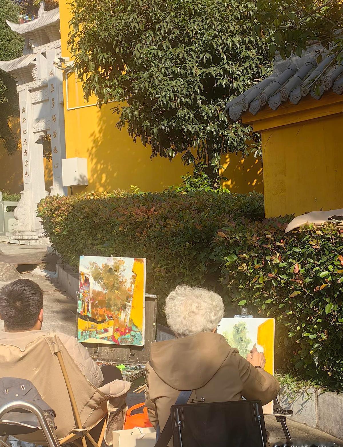 寺院里，老奶奶画画，大爷写字，没人管。
五十岁后，爱好不靠别人认可，就靠自己热爱