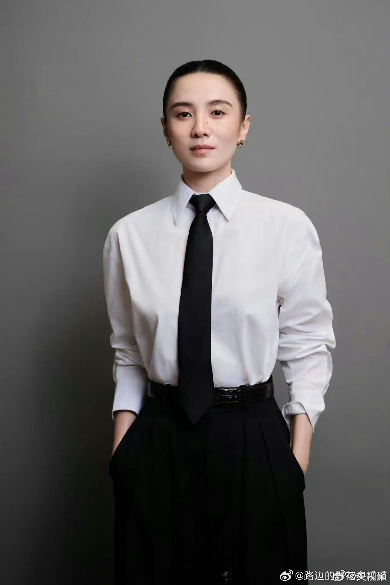 宋佳咏梅 甄嬛沈眉庄行礼宋佳利落干练，咏梅从容淡雅，两种风格却因同一个行礼动作达