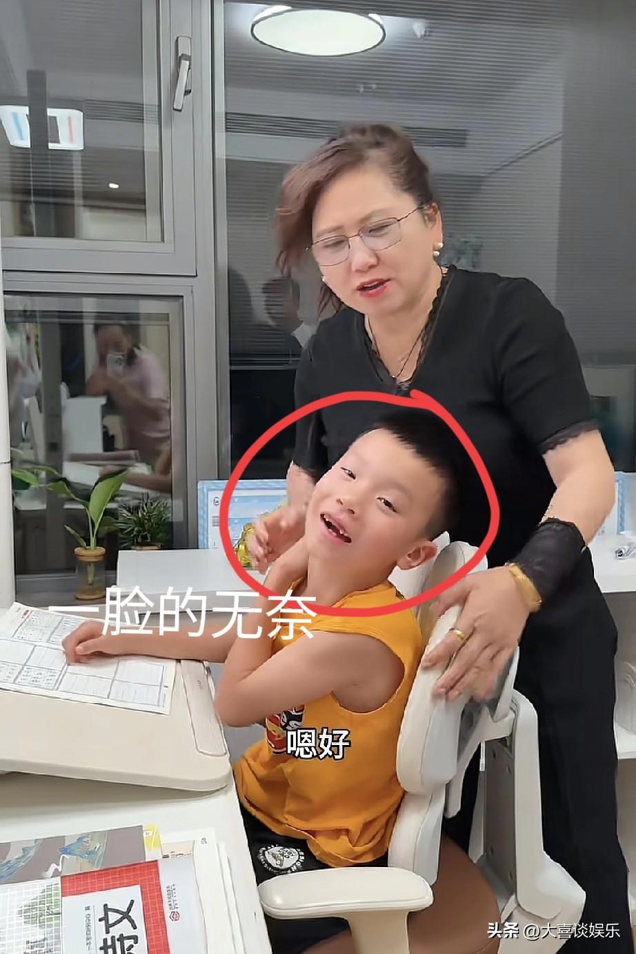 我算是发现了，秋天是全家人的素材。

妈妈拍、外婆拍、亲爸拍、继父也拍的，他们的