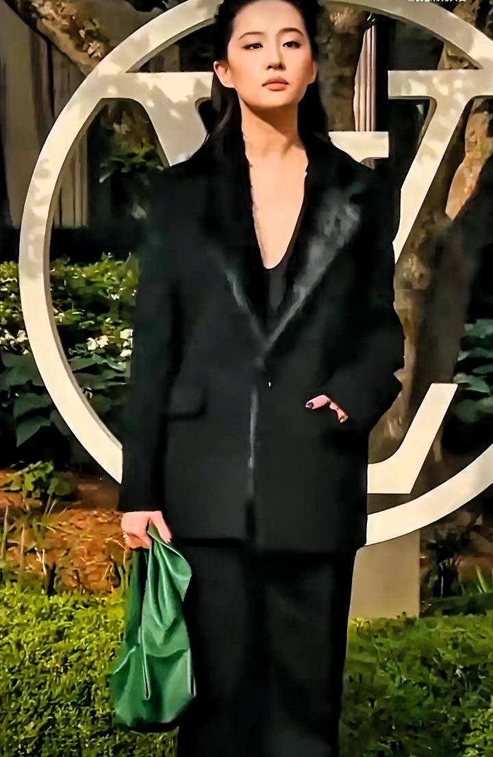 刘亦菲穿全黑西装往那一站。没戴珠宝。耳钉都没一个。全网炸了。

别人盛装要靠珠宝