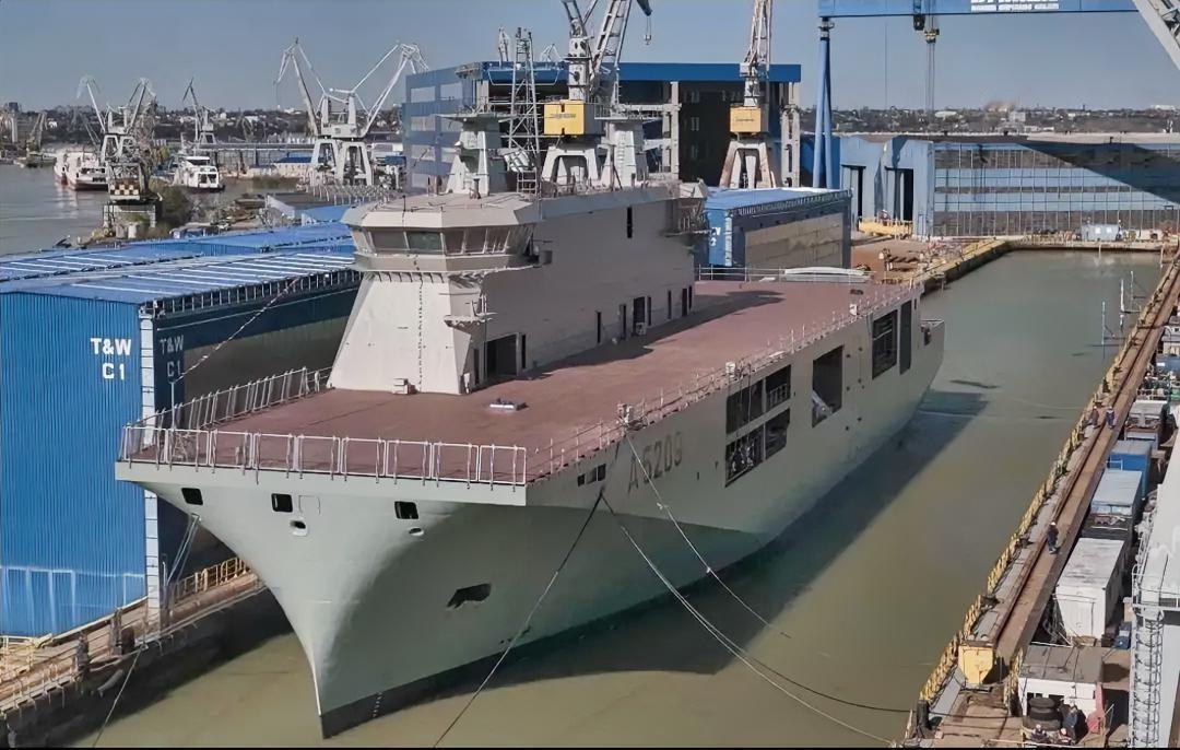 世界上“最小航母”于4月7日在罗马尼亚加拉茨的达门造船厂下水，最终交付葡萄牙！这