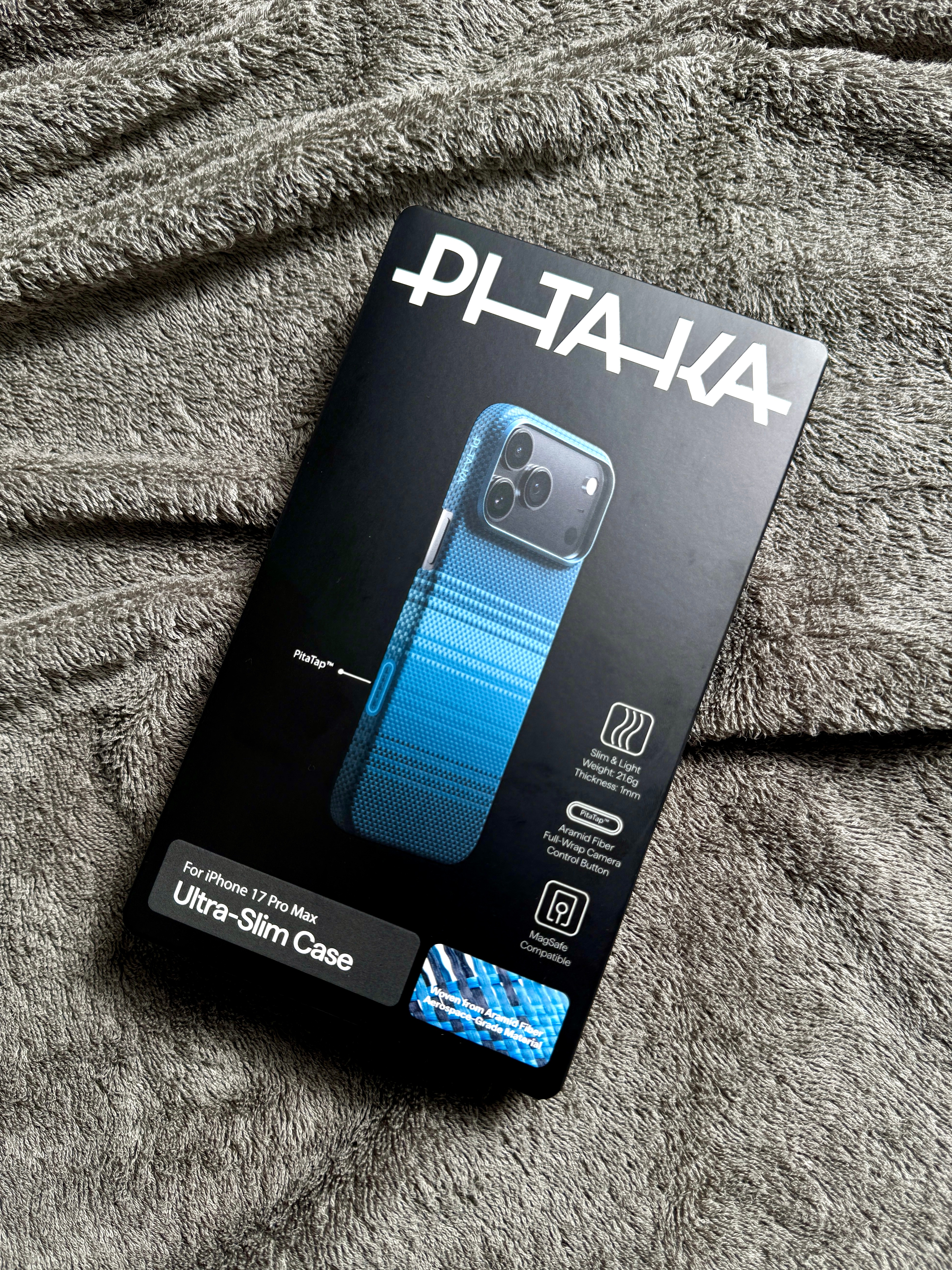 又给我的iPhone 17 Pro Max安排了PITAKA的手机壳，这次选择日