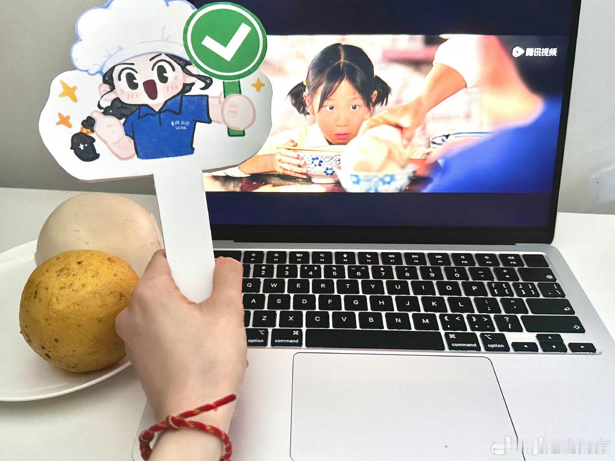 刘浩存刘浩存对小娥爱吃馍全肯定刘浩存好可爱的小朋友举牌！！！这个是不是哪个粉丝宝