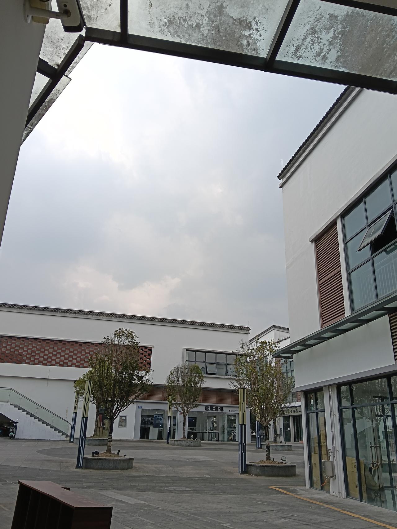 雨天，总有很多思绪缠绵，今年的钱特别难赚，出来一天了，只赚了2块5，老公痔疮手术