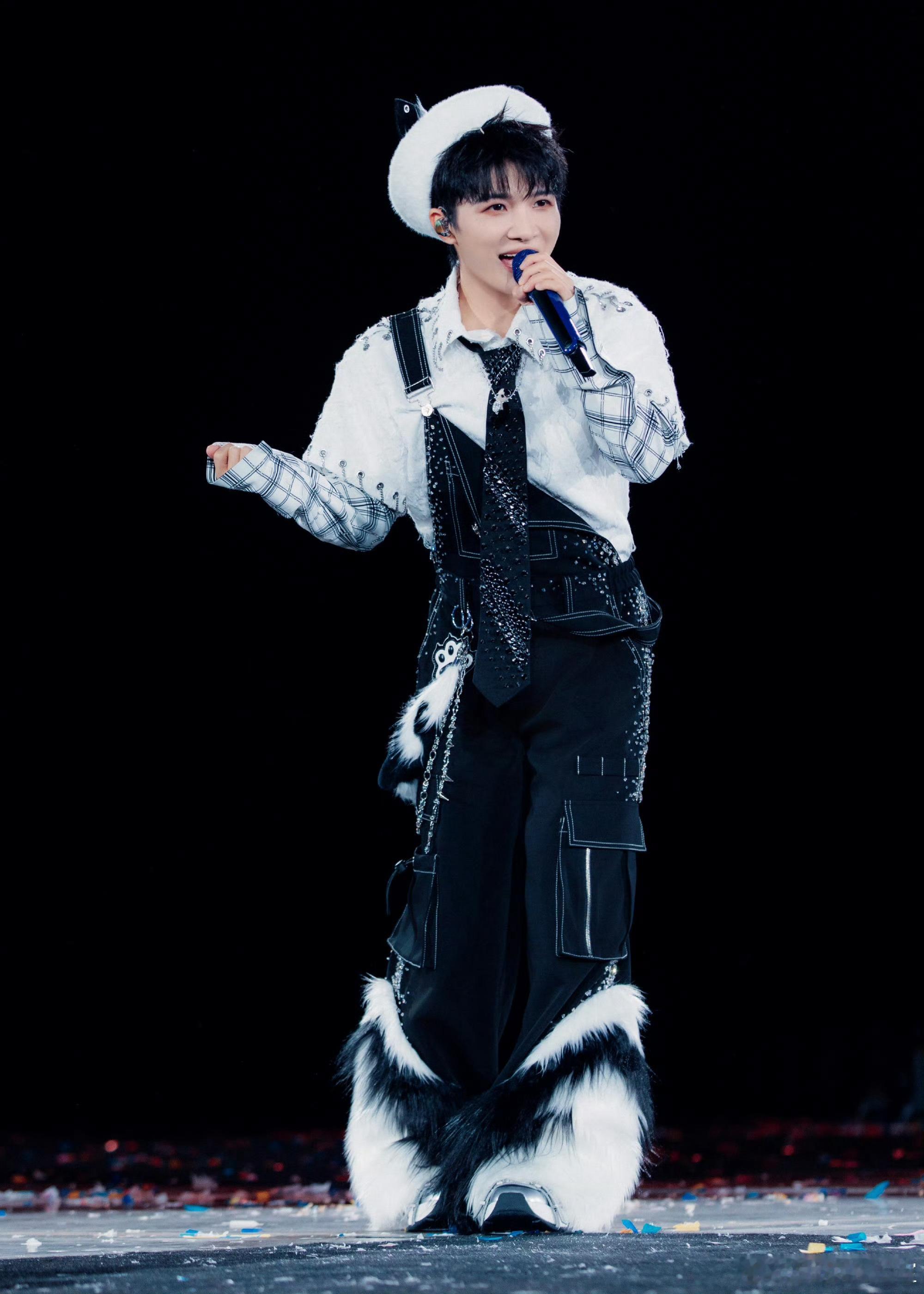 香港夫妇把十周年纪念日留给周深 谁说纪念日必须烛光晚餐？这对香港夫妇选择在周深演