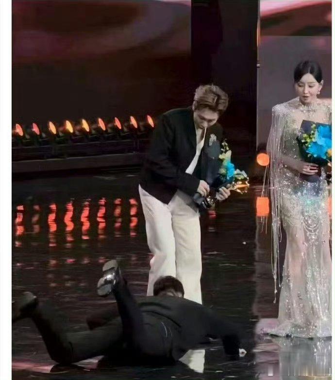 好了，已经非常诚恳的道歉了，原谅他吧 