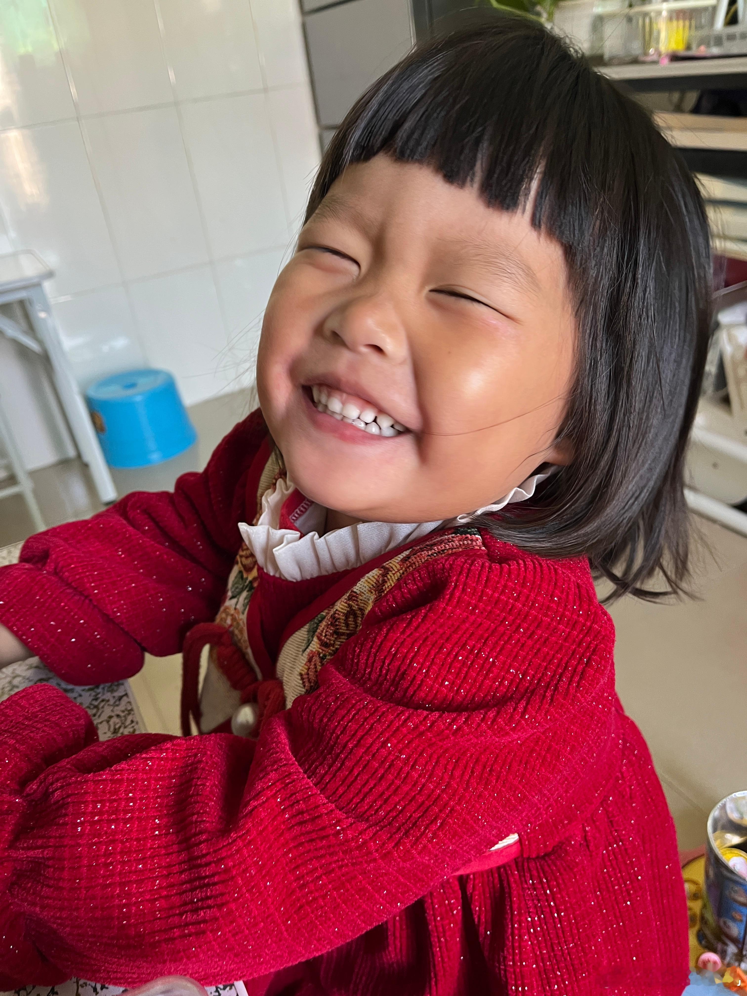 吃早餐了，昨晚队友带回来的糕点，好硬，吃到最后好腻，留给他吃。柠宝说她不要，要吃