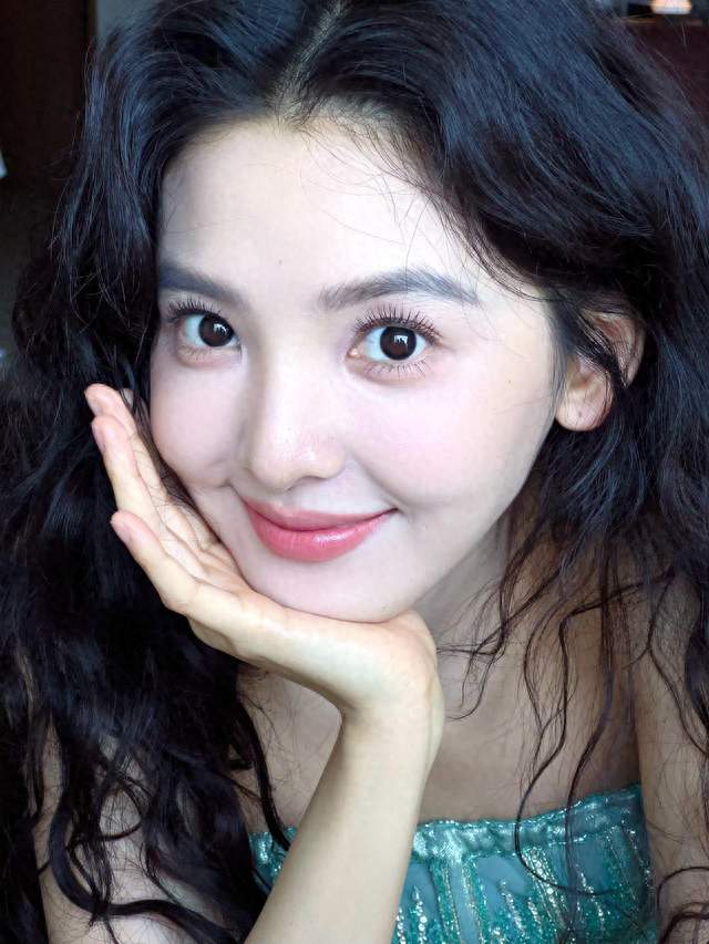 别人穿亮片她穿绿裙！章若楠3套连衣裙，照着穿就很高级
