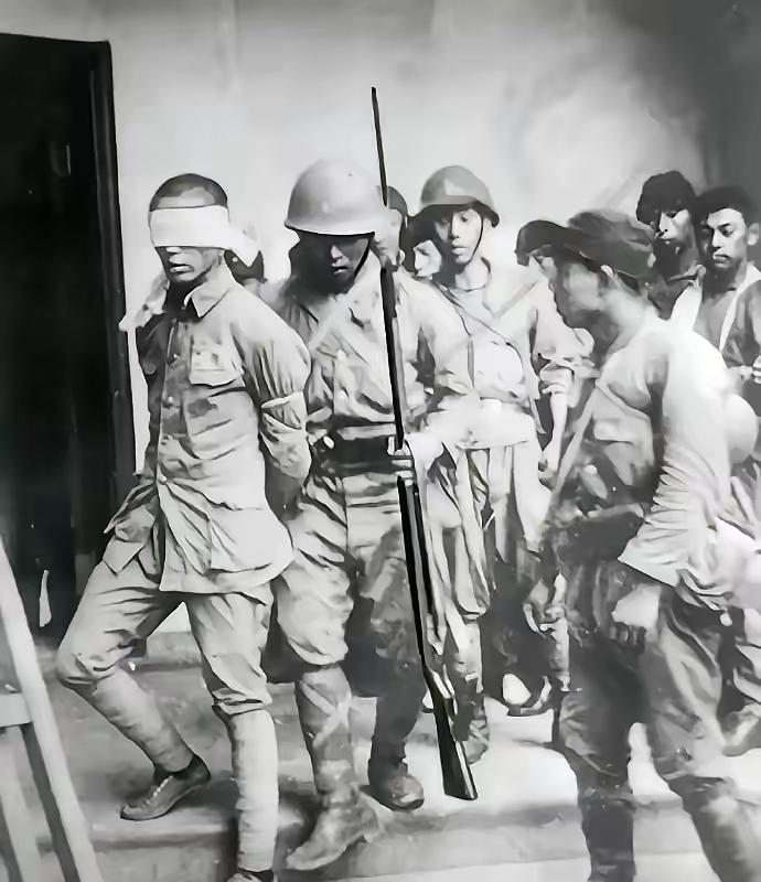 1947年，李树棠被俘，上级下令就地枪决。李树棠听说后，趁着押送兵撒尿的工夫，撬