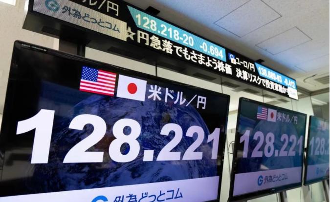 日元为什么暴跌至156？

东京银座的LV门店外，提着行李箱的游客排到了街角。