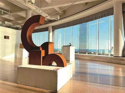 奔赴山海的“艺术之春”
分享理由：
大海最深沉的力量，源于暗暗的涌动。十八载坚守