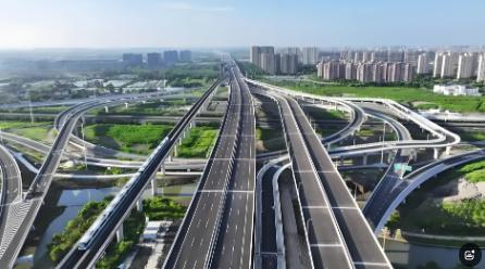14亿中国人养不起高速？8年亏空6万亿，美国高速免费却能盈利。美国的高速随便上，