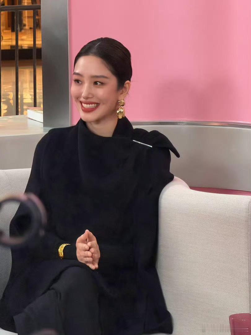 近距离感受杨采钰的美近距离看杨采钰，骨相和气质双在线。复古妆容恰到好处，沉静松弛