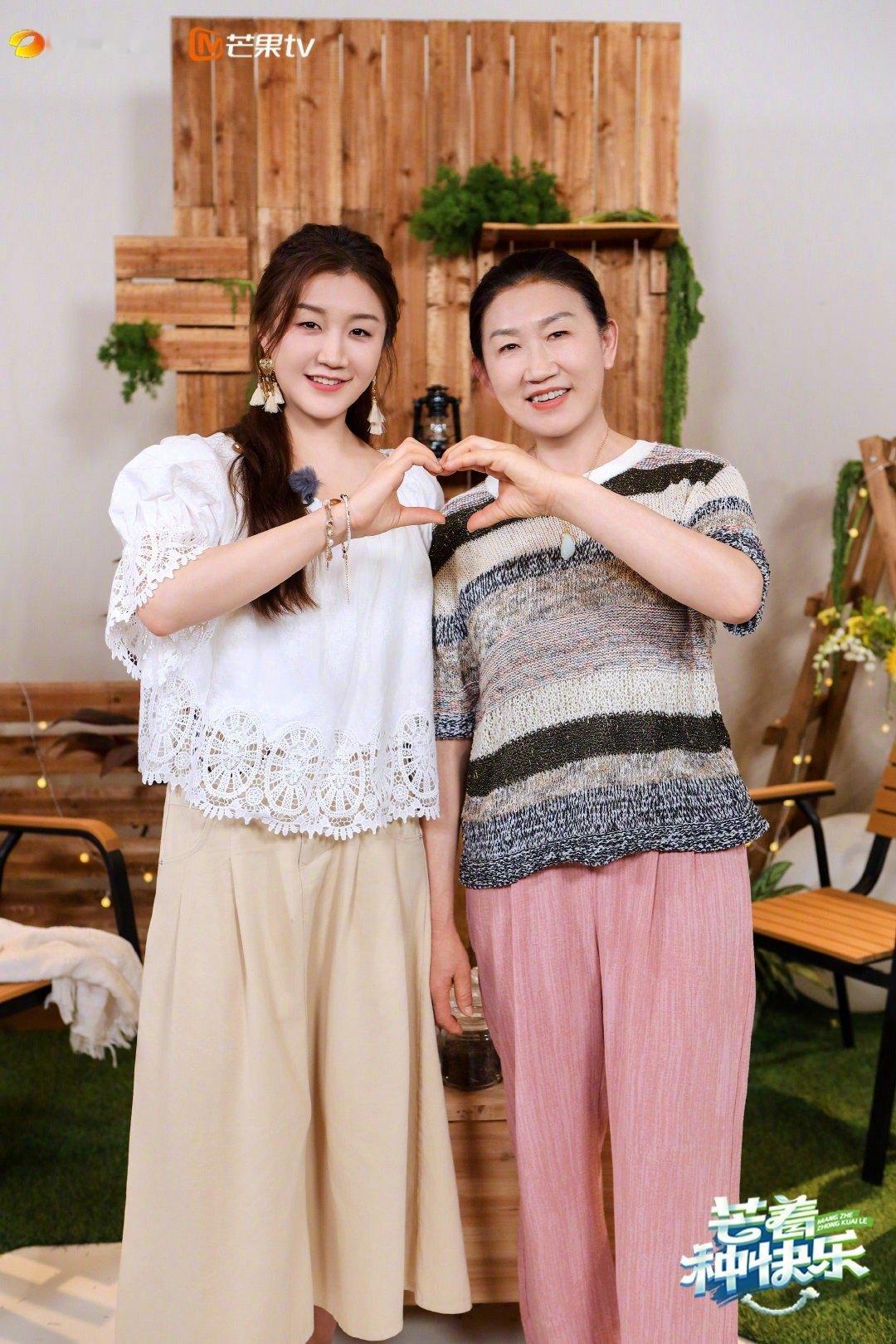 陈梦妈妈回应曾被女儿怀疑不是亲妈哈哈哈 绝对是亲妈 好漂亮的小梦姐[哇]陈梦妈妈