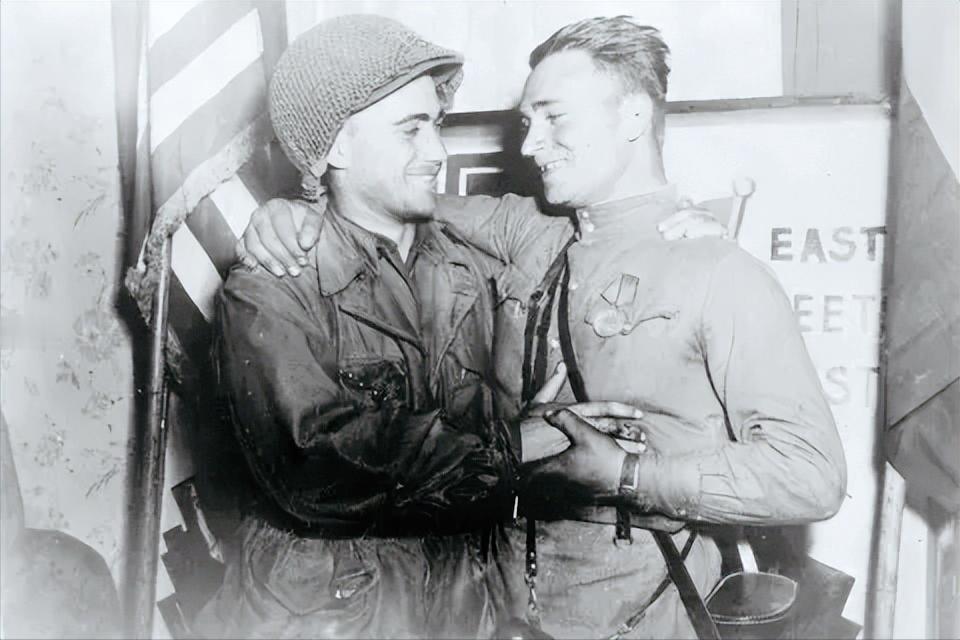 1945年4月25日，美国陆军第69步兵师的威廉·罗伯逊中尉（William R