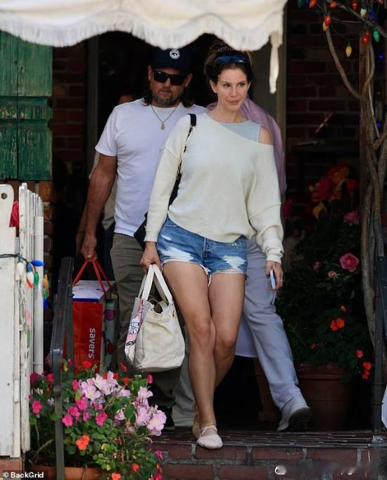 打雷姐和丈夫共同外出 手提新买的PS5近日，有网友目击拉娜·德雷与她的丈夫一同外