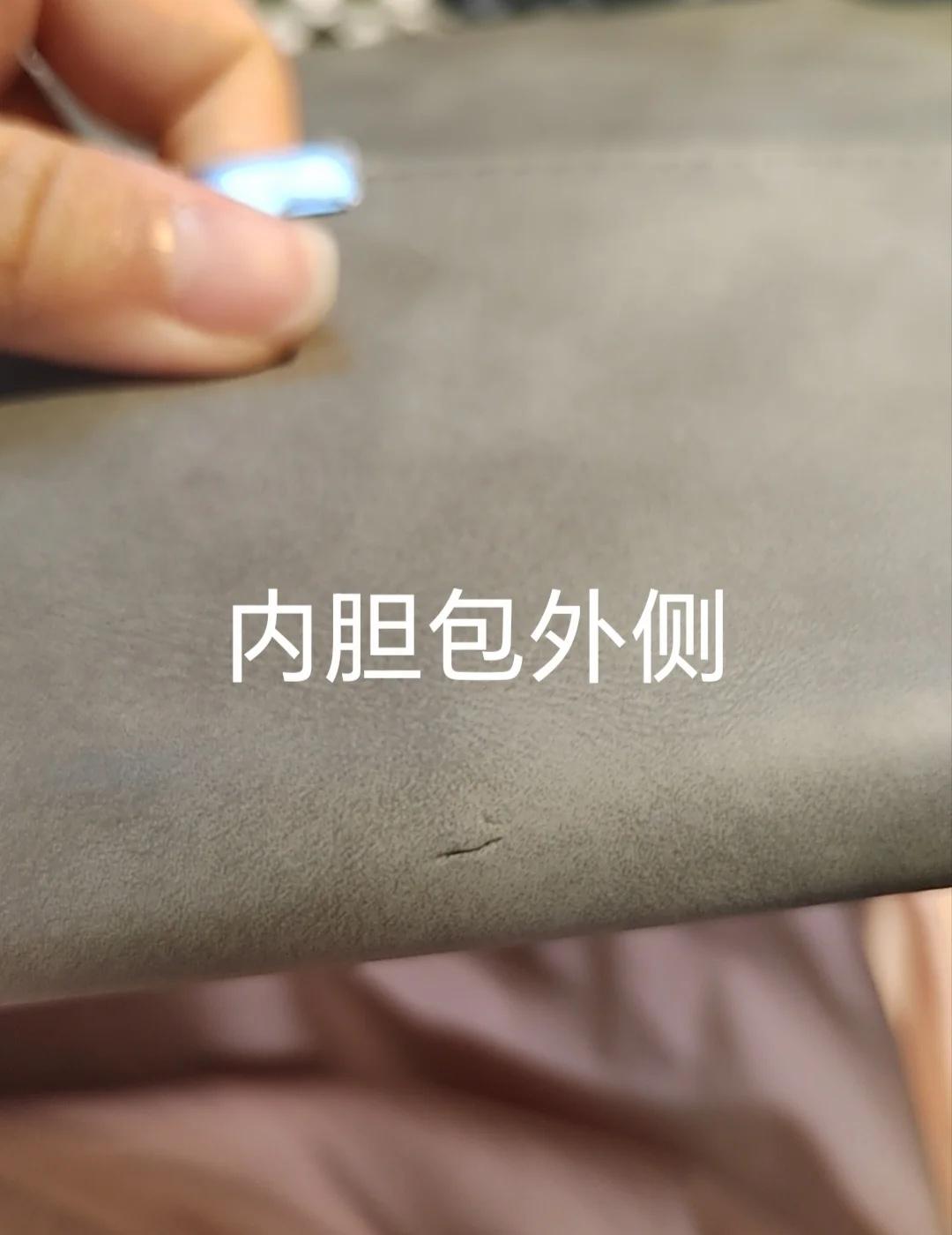 求助！内胆包里的Mac笔记本电脑出现凹痕
mac笔记本电脑一直放在内胆包里，今天