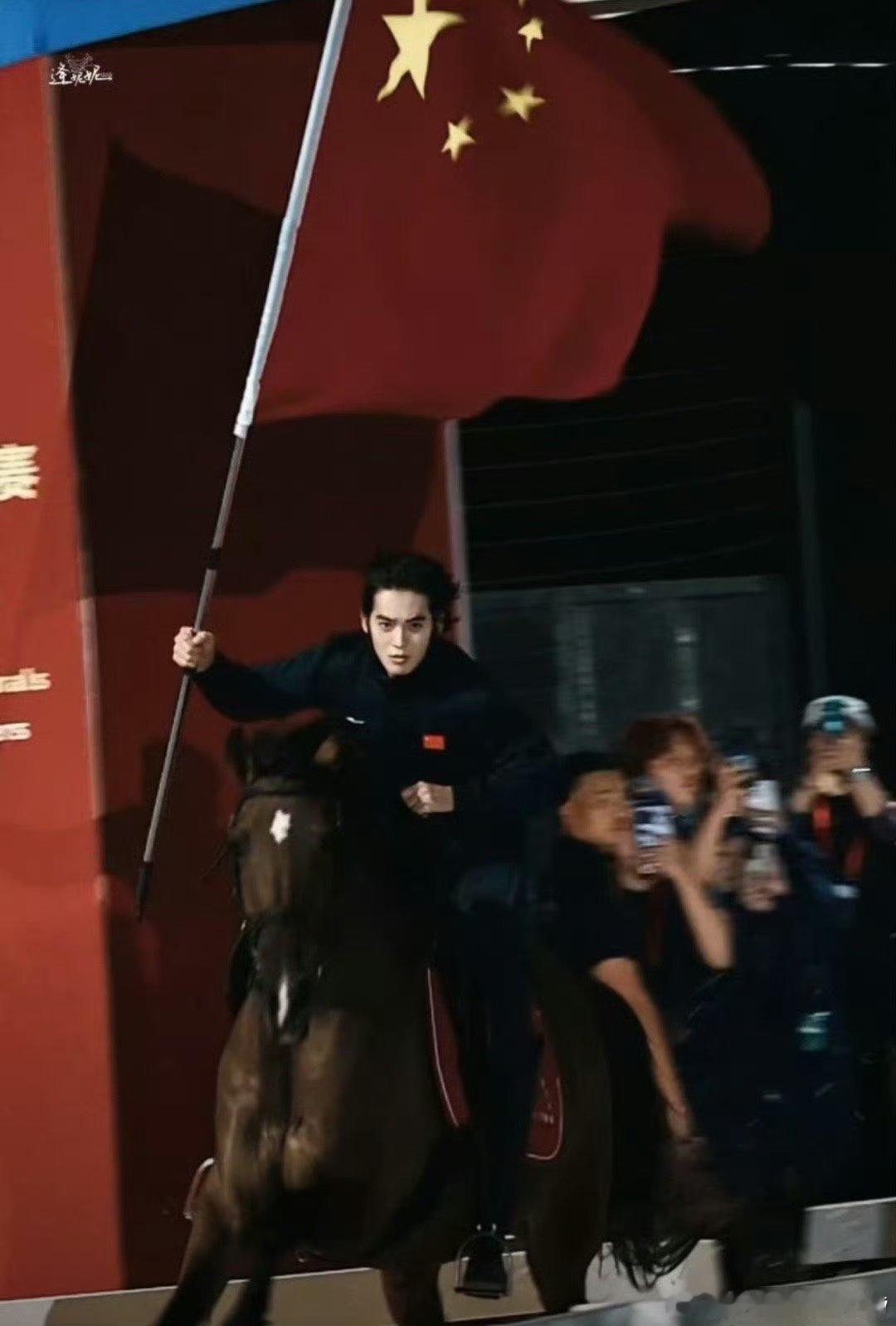 于适这12秒视频退出键在哪 刷到于适骑射开幕式举国旗的12秒视频 双手脱缰的动作