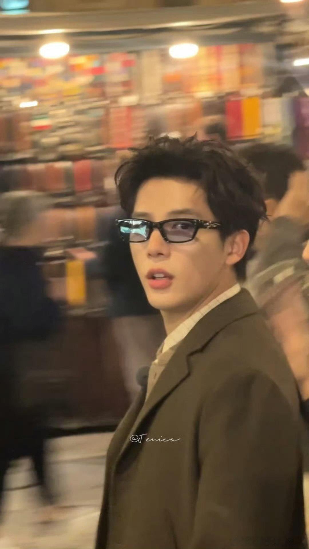 王安宇意大利路透王安宇意大利路透，此男还是太权威了！王安宇嘴叼冰激凌勺 ​​​