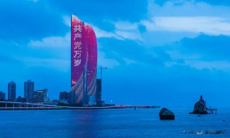 我超看好两岸携手共创未来！从经济层面看，大陆市场广阔，台湾在电子科技等领域有优势
