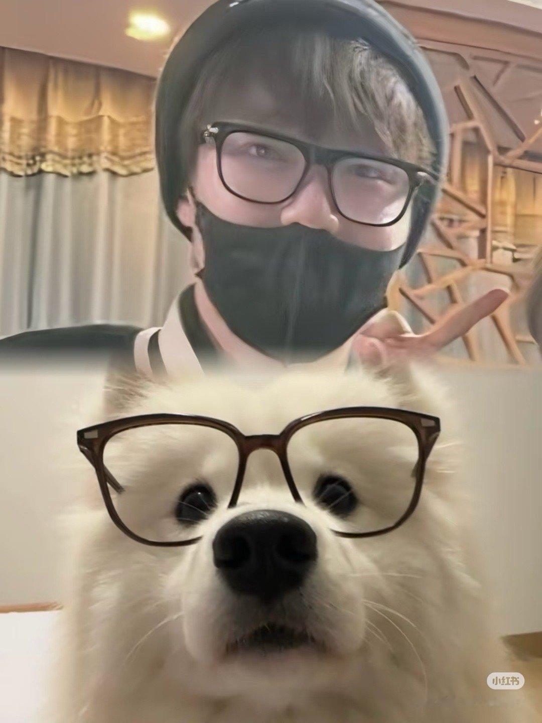 王楚钦挽妈妈手逛街 没错我们楚钦就是这么乖 