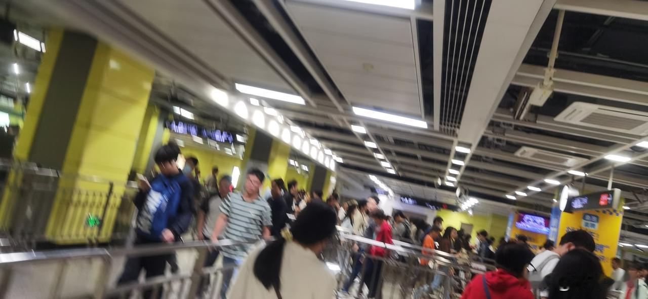 早上的地铁确实没有去年人多了，可能是上班的人少了吧，我感觉有几点原因。
第一，经