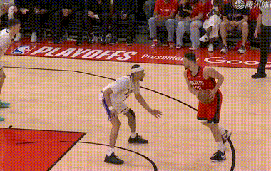 申京坐打海斯，这大肘子开路...

季后赛里，这种对抗通常是不给犯规的，因此艾顿