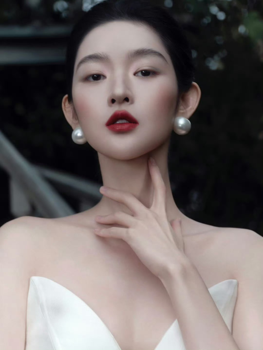 王玉雯复古红唇王玉雯复古红唇搭白纱，妥妥老画报里走出的优雅美人~盘发慵懒，珍珠耳