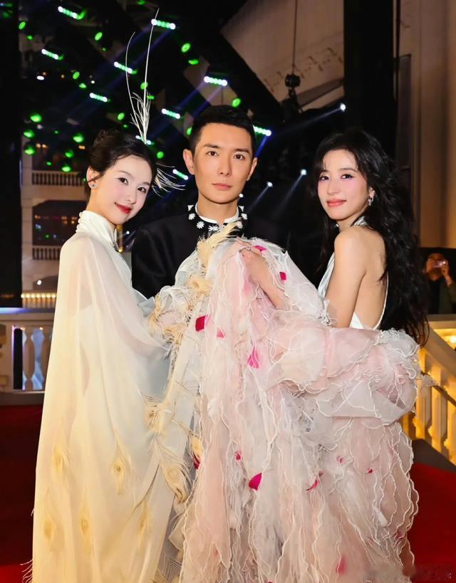网友替刘冲操碎了心VOGUE红毯 时尚盛宴欢乐多，网友花式操心刘冲，属实是操碎了