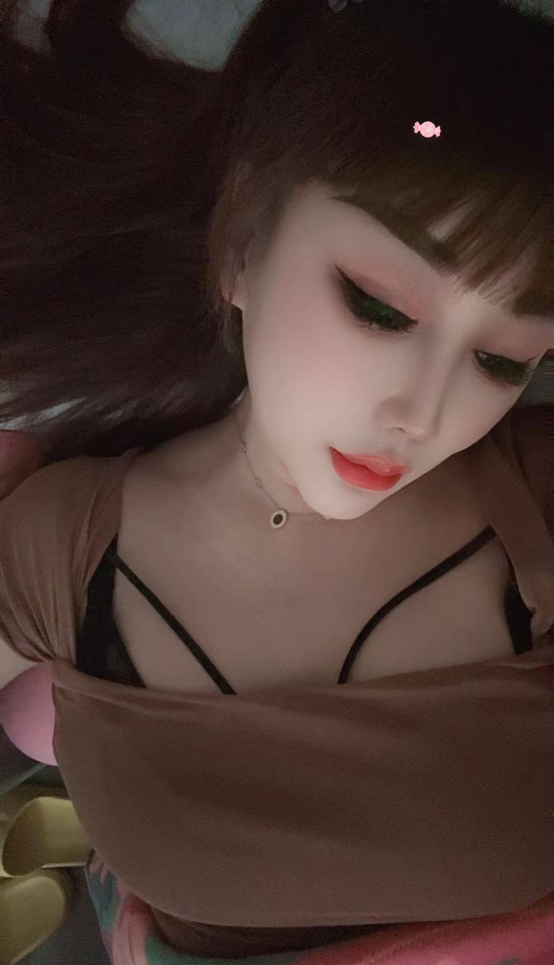 他为了睡你假装爱你，他刚好寂寞难耐，你刚好天真无邪。你想谈感情，他只想白嫖，你以