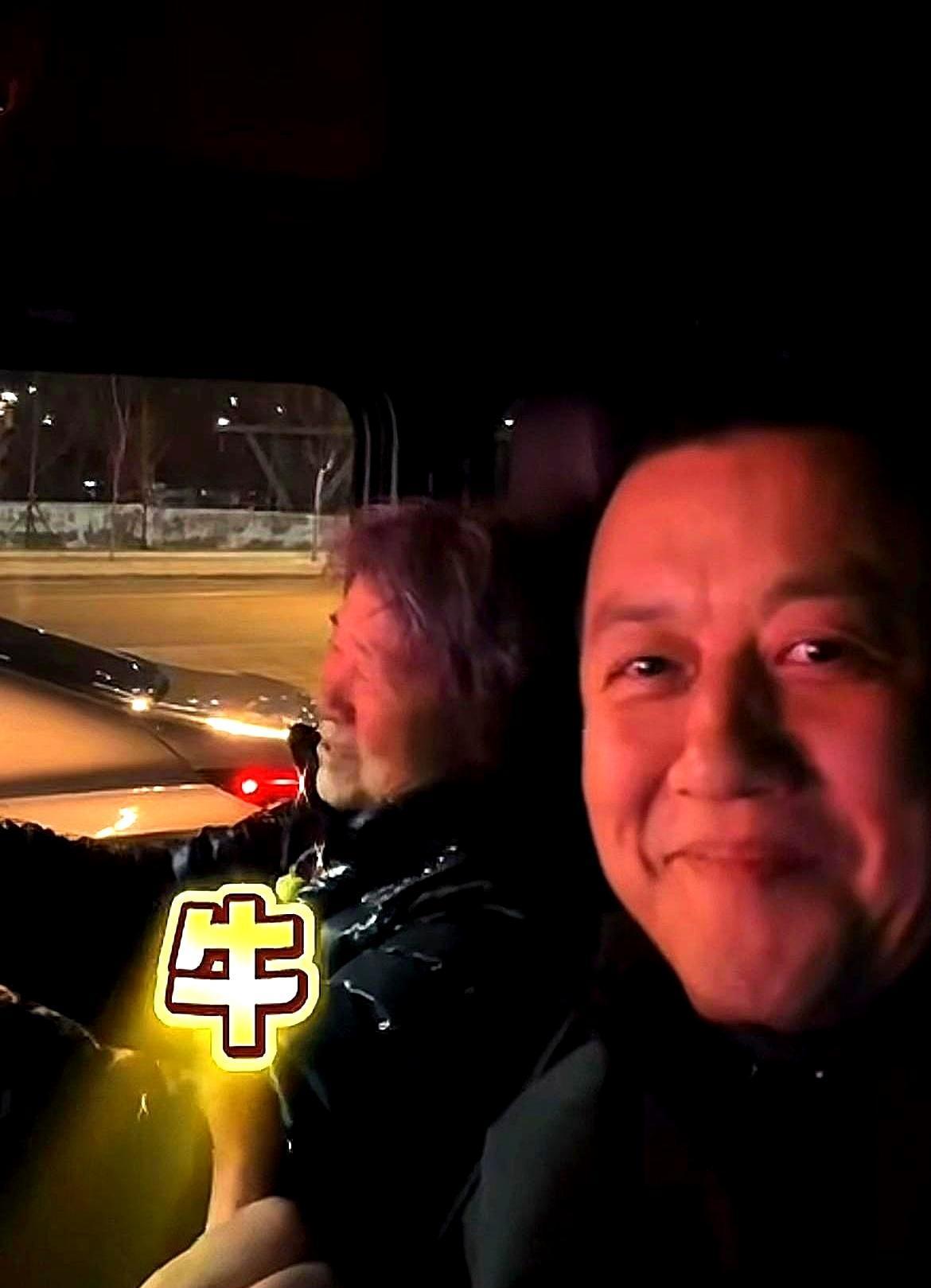 55岁儿子烂醉如泥，83岁老妈深夜代驾！
你敢信这顶级炫富？
漆黑深夜，豪车副驾