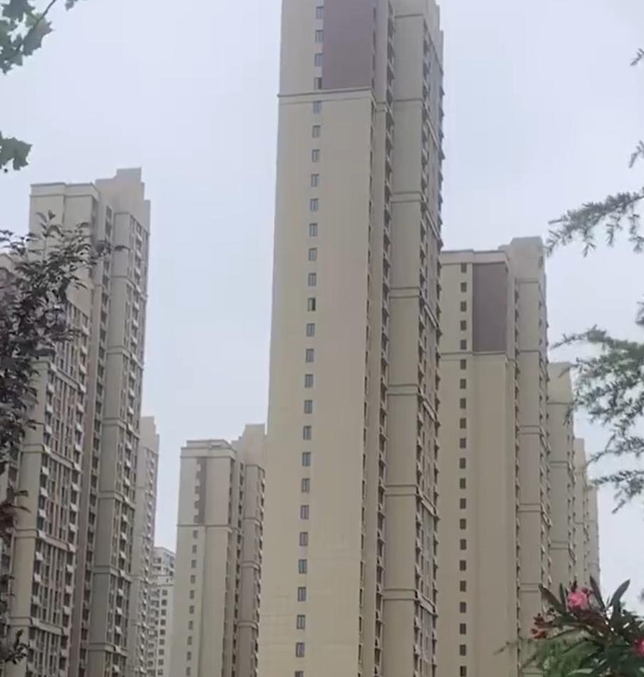 【 当地：涉及2800多户，正检测，回迁项目已暂停】7月5日，据@央广网 报道，