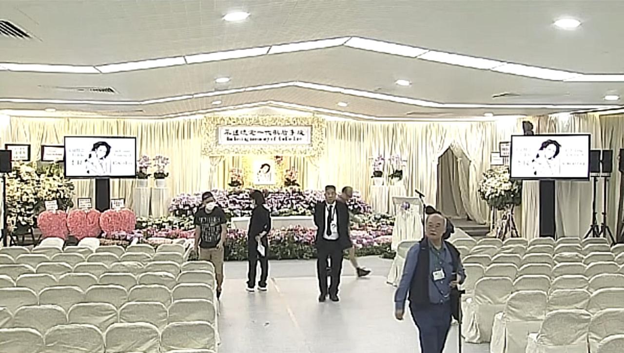 李玟的追悼会即将开始，7月31日下午，香港殡仪馆门外已经被各路媒体和前来悼念的粉