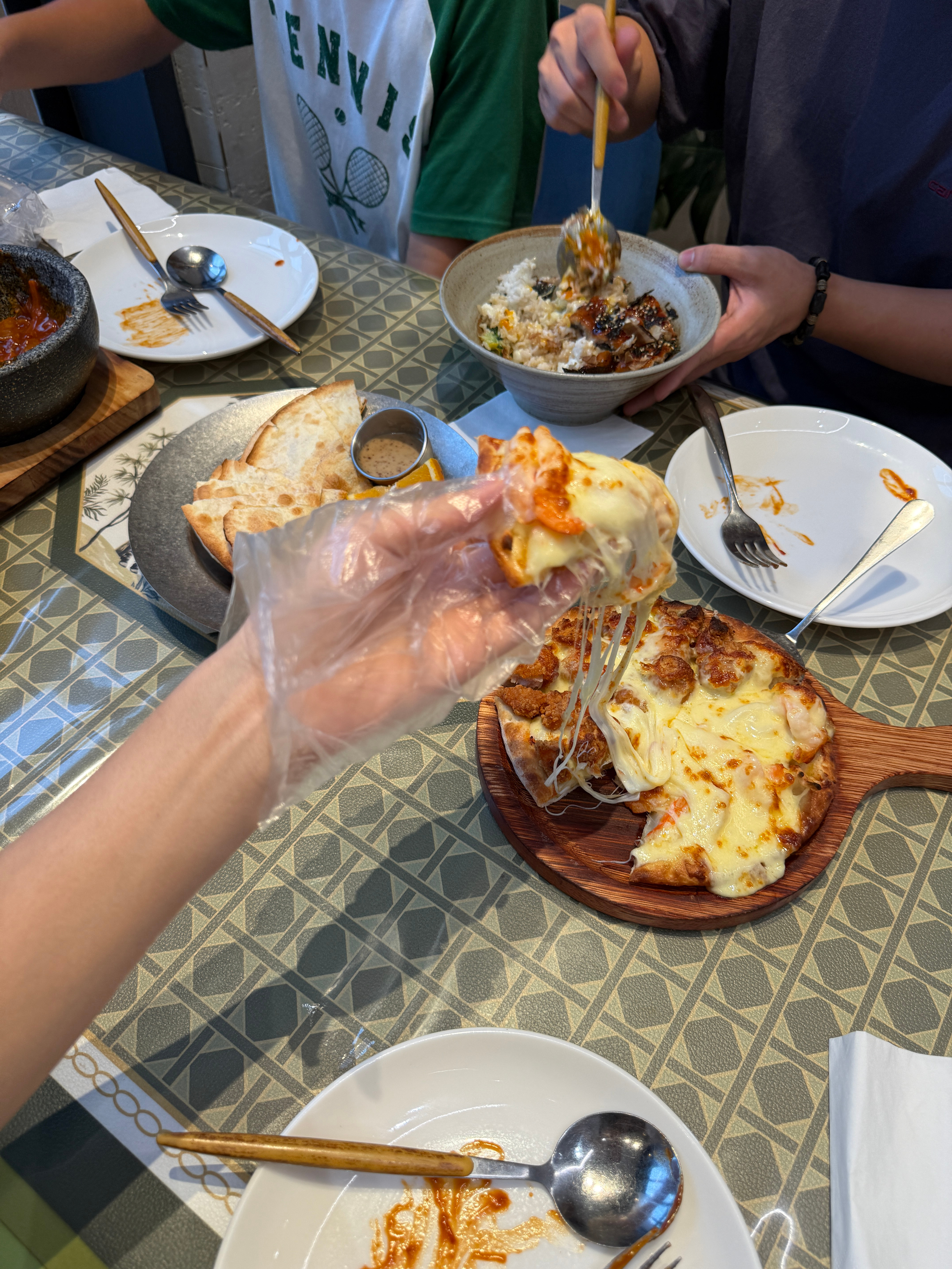 昨天带我妈和我弟去吃我们县城的那种漂亮饭。点了五样菜+一杯喝的花了两百多我刚开始