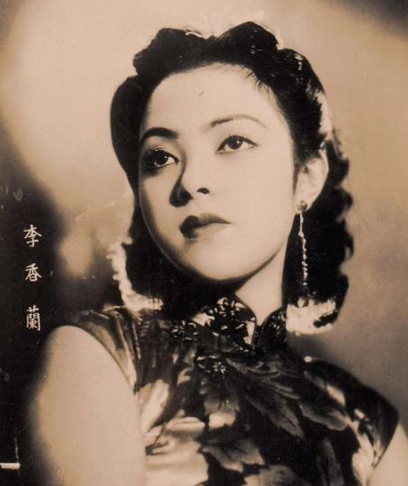 1945年，女汉奸李香兰将被执行枪决，法庭上气氛凝重，李香兰低着头站在被告席上，