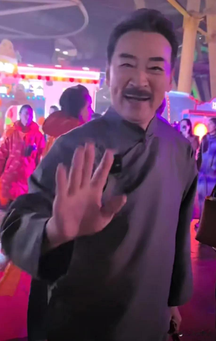 寇振海引发热议！

10月26日，寇振海突然引发了热议，只因有网友在街头偶遇他，