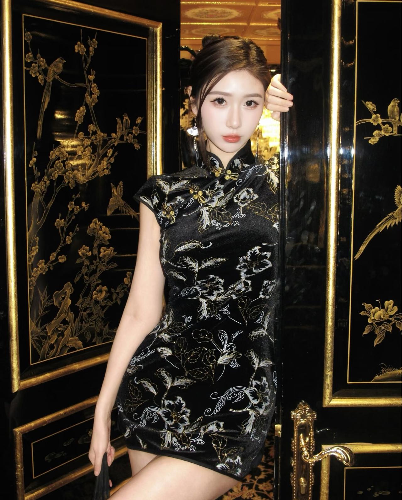 @集卡领红包被这位182cm穿旗袍的女生狠狠惊艳到了
高挑身姿配上温婉旗袍，东方