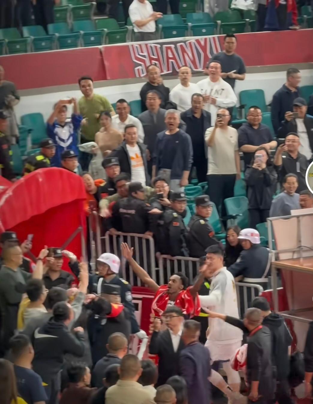 布朗输球后被球迷挑衅直接破防，当场“亮”冠军戒指回怼！昨晚浙江广厦客场爆冷输给山