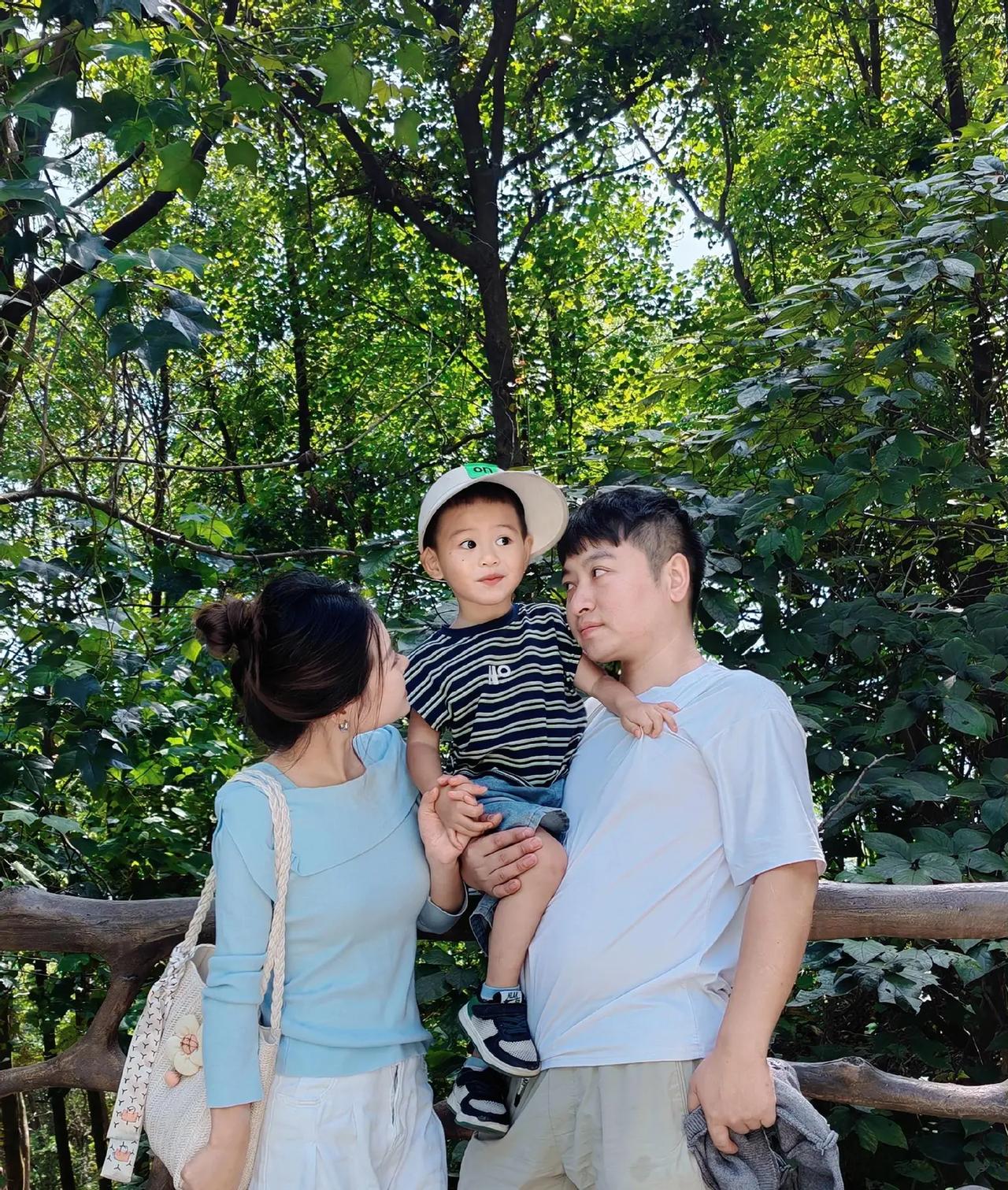 "平静些 幸福些 顺利些"