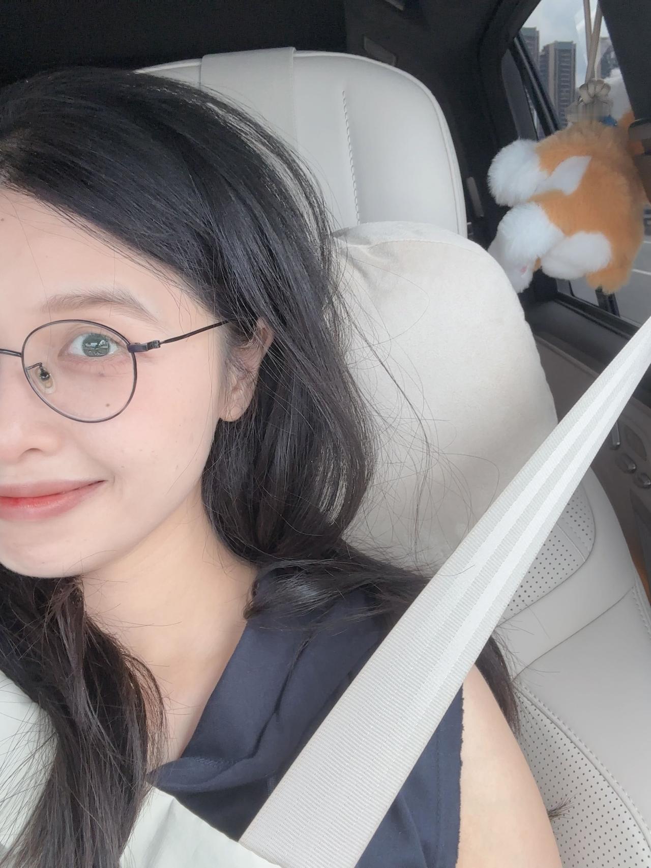 我怎么最近如此喜欢带近视眼镜？

我不带也看得见呐！

奇怪了～