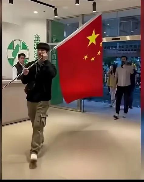 台湾省网友持国旗进民进党总部！！勇敢的小伙[赞][赞][赞]…真棒…促进祖国早日