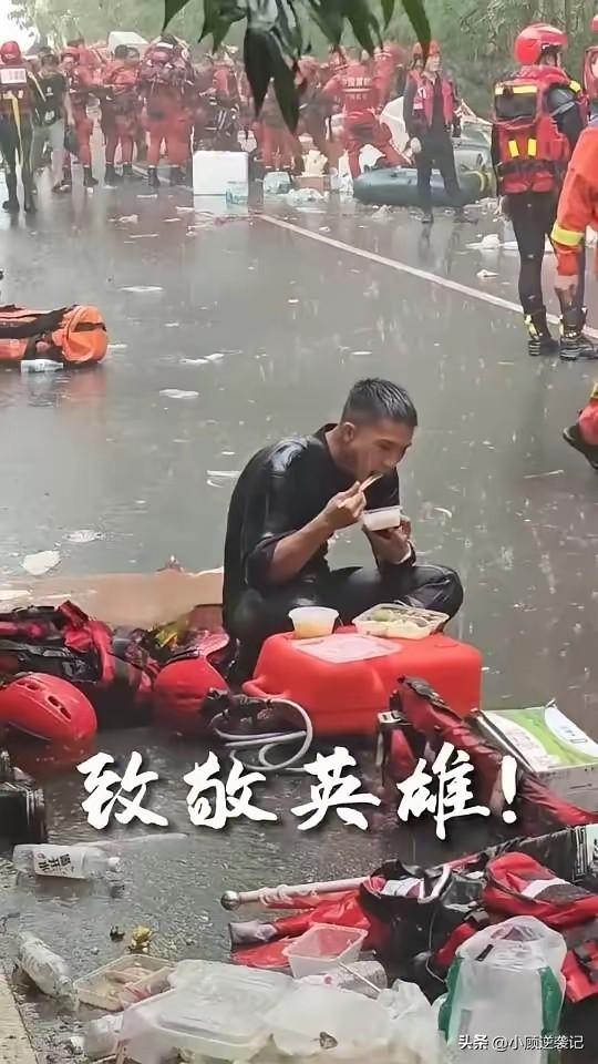 看到人民子弟兵小哥在雨中吃饭，那场景太让人动容。

之前广西洪灾，水位超警戒5.