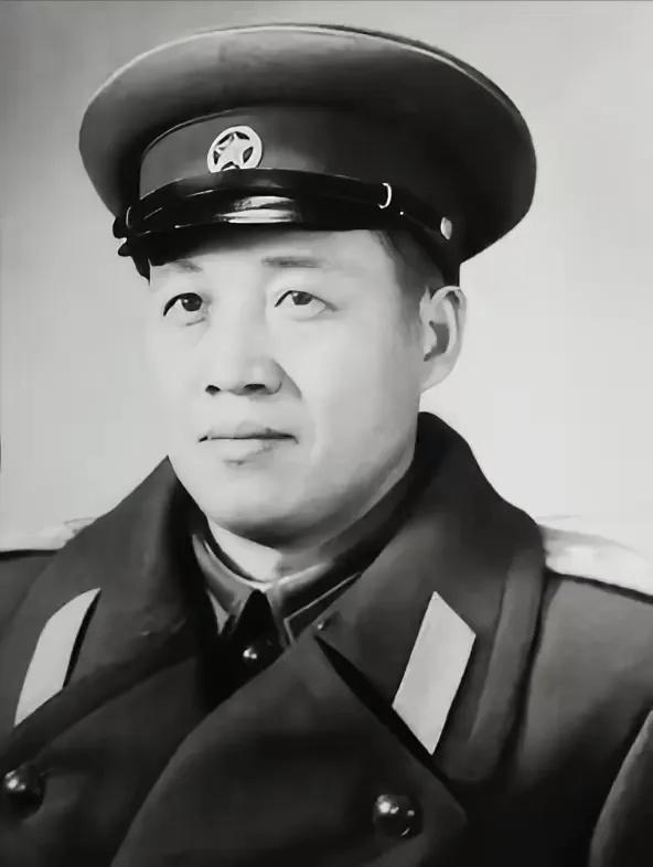八十年代的一天。范天恩司令员正在办公室里工作。突然。桌上的电话响了。是门口的警卫