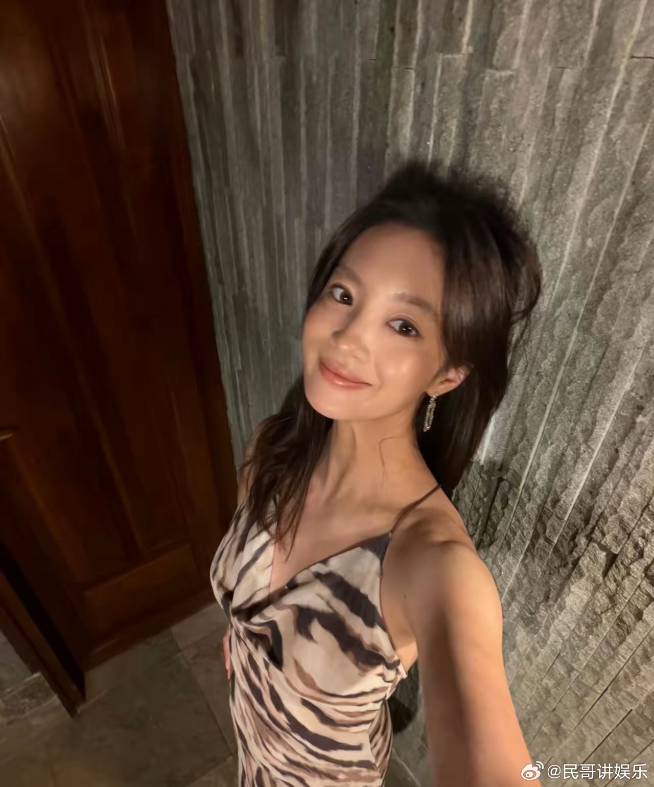 张雅钦多半是怀了这是9月份她自己发出来的小肚子已经起来了，她今年就没进组了最出圈
