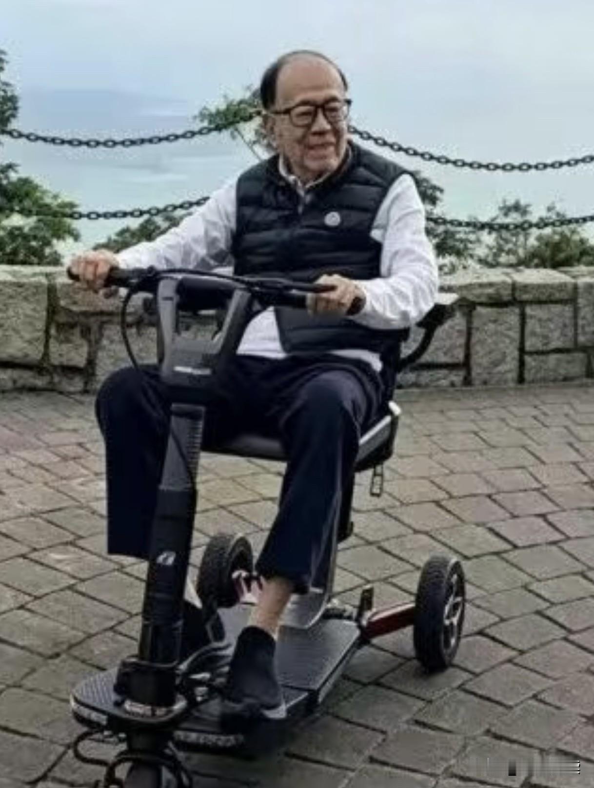 李嘉诚，97岁还自己“开车”出行，这身体够硬朗吧？