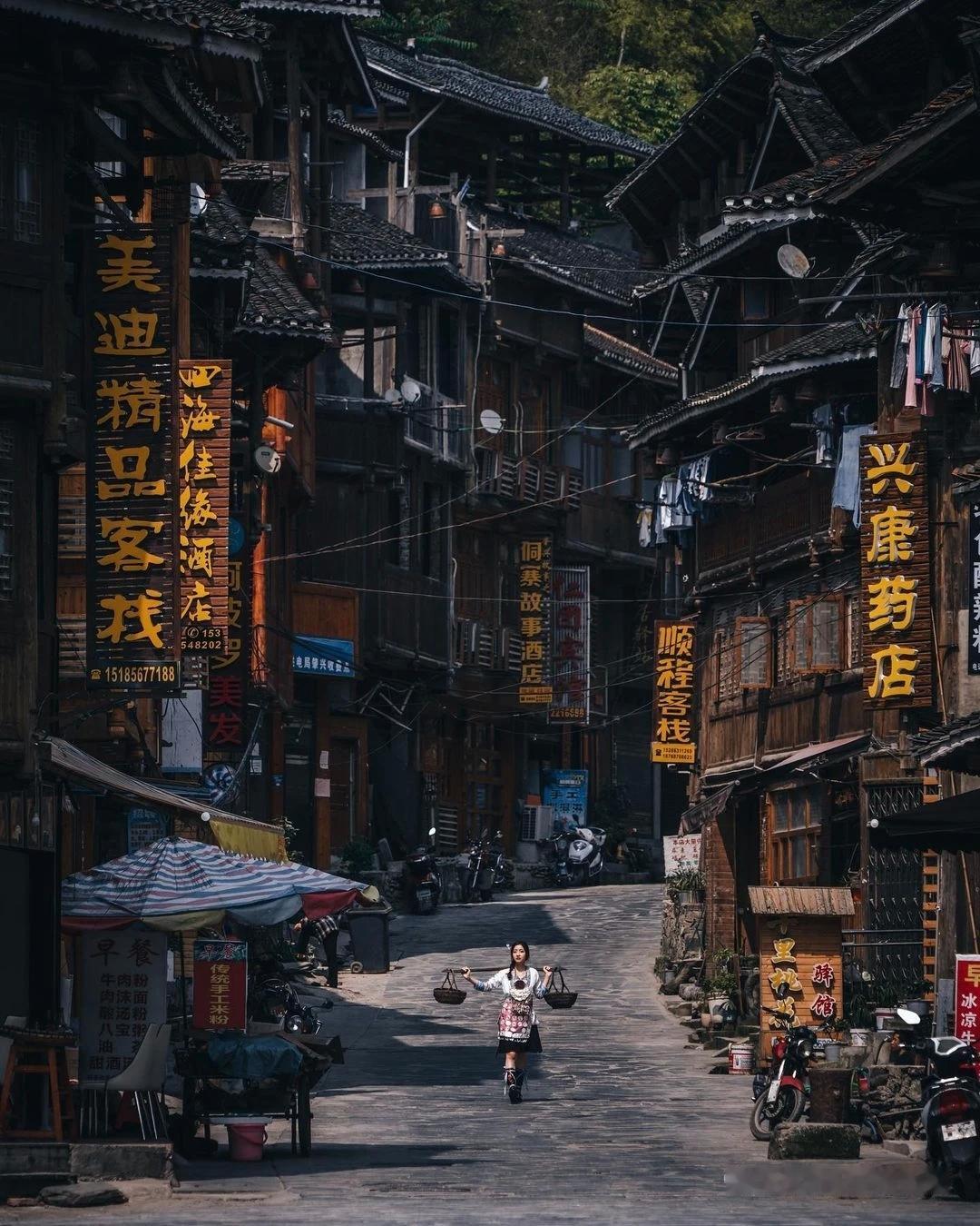 小区里修自行车的李师傅，有句口头禅：“别跟辐条较劲，调好那根龙骨钢丝，轮子自己就