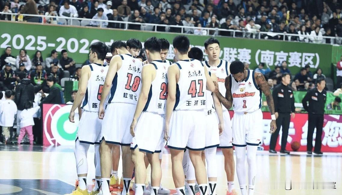 凶多吉少！广东今晚主场战上海大概率要输，三个理由
1、上海有点类似北京，阵容高大