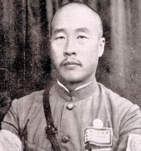 一次，韩复榘正坐在汽车里，猛的看见路上，有一个穿着短袖衣服的女学生。韩复榘赶紧叫