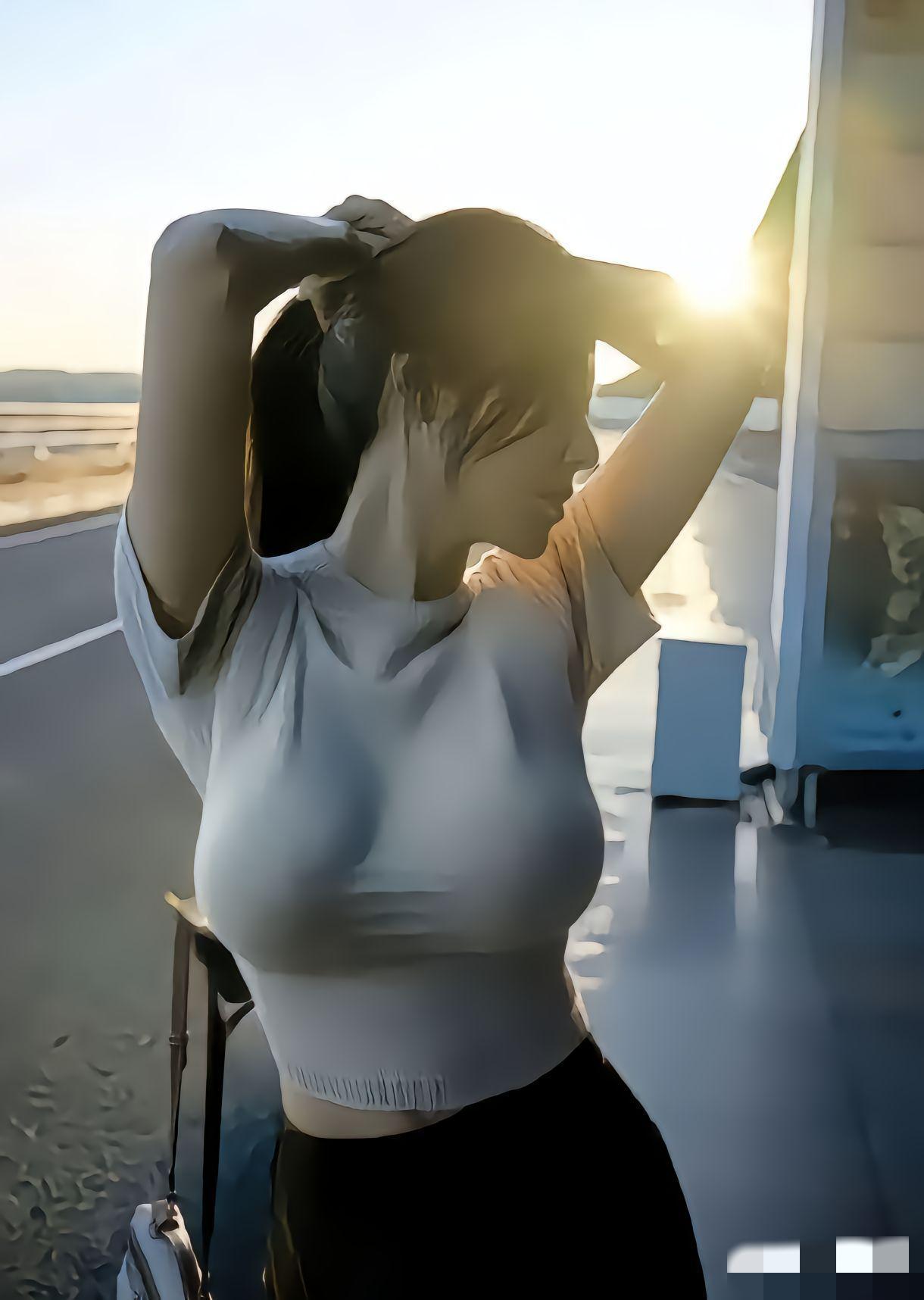 夕阳下在海边漫步，简直是人间至美体验。

沿着海边小路走，海风轻拂，带着咸咸的气